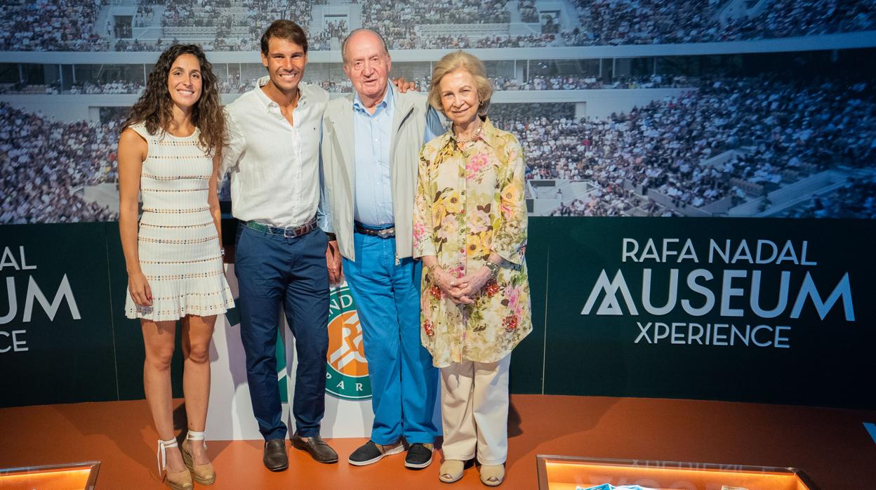 Los reyes eméritos Juan Carlos y Sofía visitaron la academia de Rafa Nadal