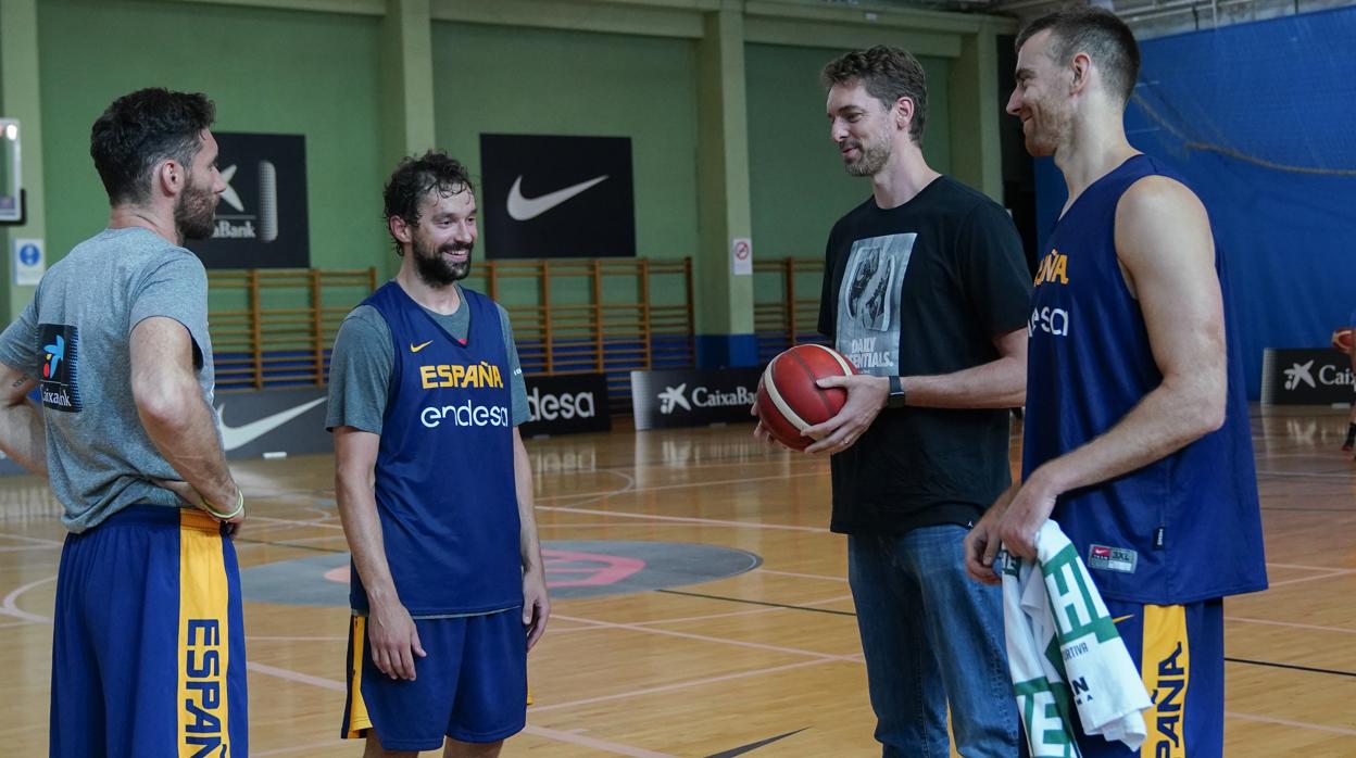 Visita sorpresa de Pau Gasol a la selección española