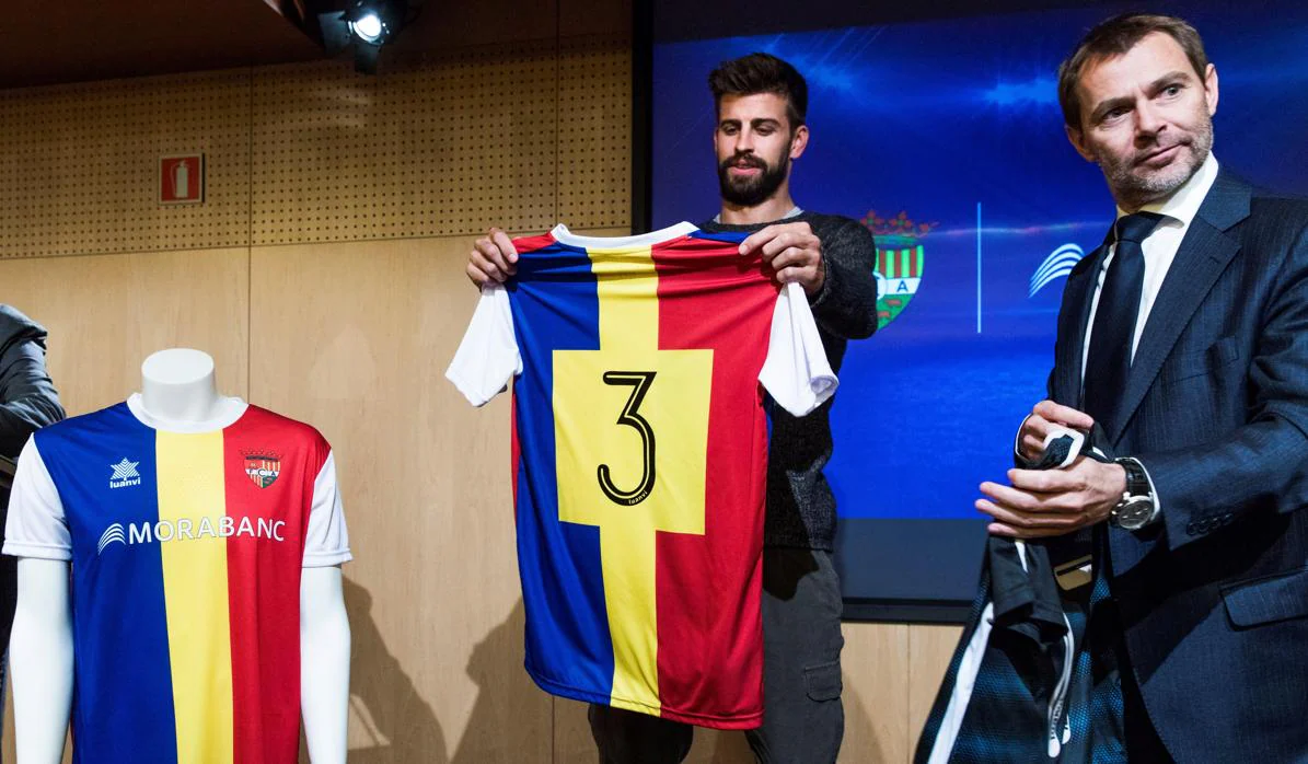 Gerard Piqué posa con una camiseta del Andorra