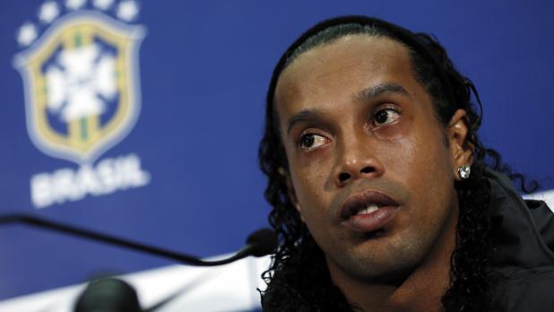 Retiran el pasaporte a Ronaldinho y le embargan 57 propiedades