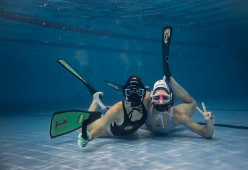 Las jugadoras saludan a la cámara bajo el agua