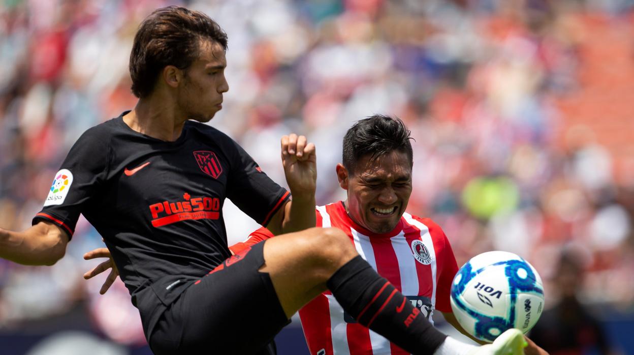 Joao Félix disputa un balón con el mexicano Escalante