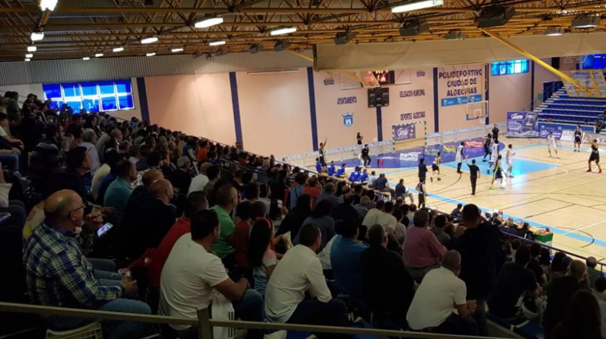 Imagen de un partido disputado en el Polideportivo Ciudad de Algeciras donde juega Udea en LEB Plata.