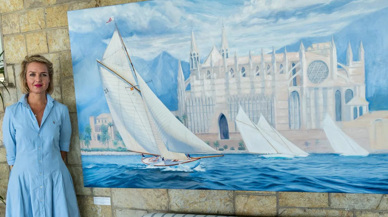 La artista Anna Boulton junto a uno de los lienzos que expone estos días en el Club de Mar.