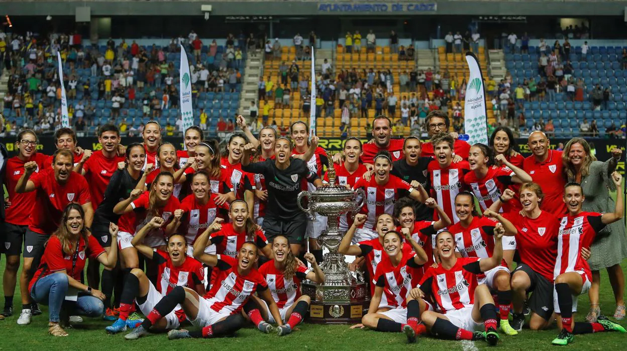 Las jugadoras del Athletic celebran el título con el Trofeo Ramón de Carranza