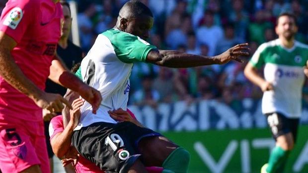 El Málaga se sobrepone a las bajas y amarga el regreso del Racing