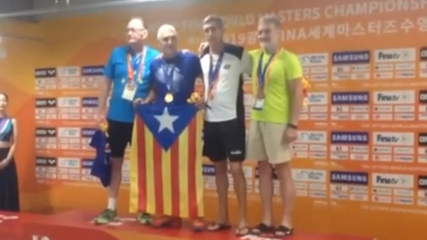 Un exnadador olímpico español celebra su oro con la bandera estelada