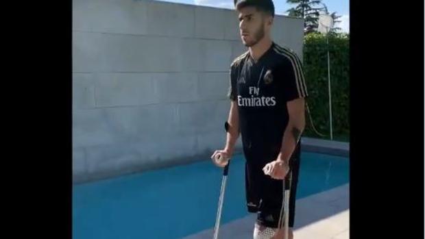 Así «aprende» Marco Asensio a caminar de nuevo