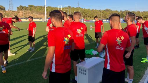 Los jugadores del CF La Nucía, en un entrenamiento