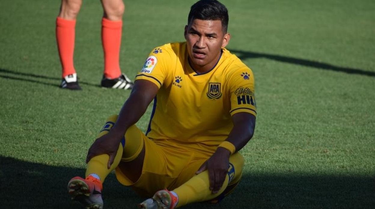 Gonzalo Verdú sorprende desde la defensa al Alcorcón