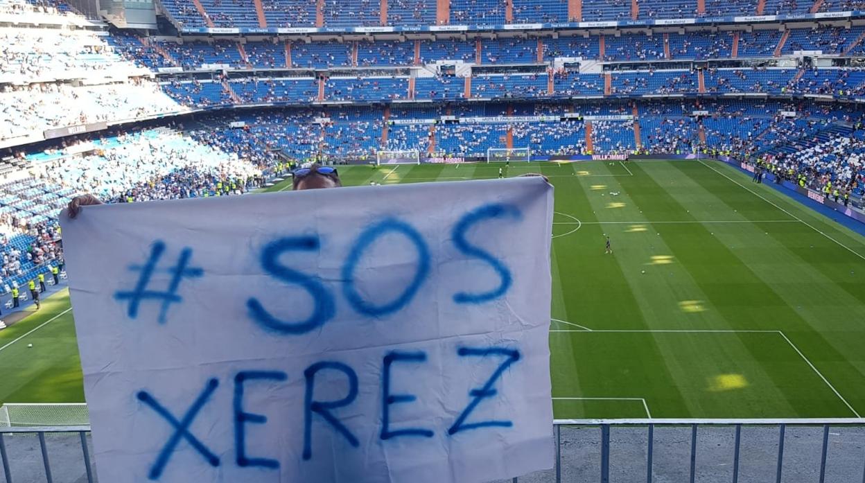 Una pancarta de apoyo al Xerez CD en el Bernabéu