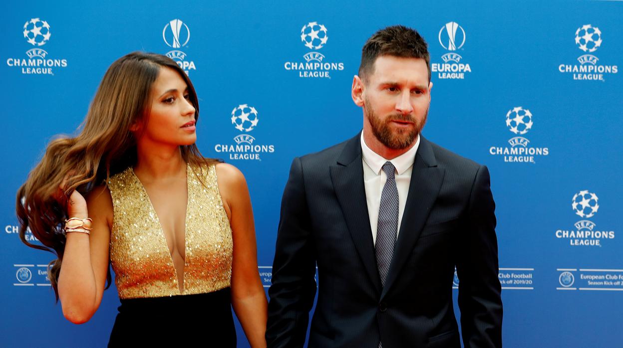 Messi y Antonella, su esposa, en los momentos previos al sorteo de Champions