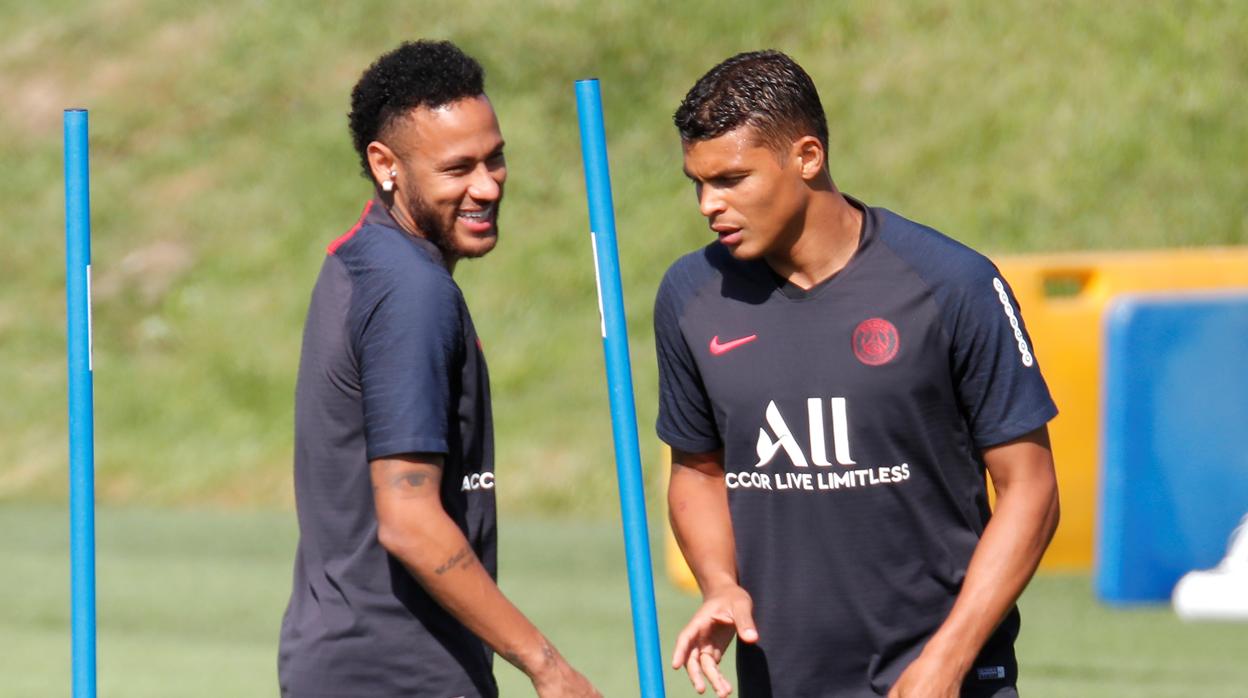 Neymar y Thiago Silva, en el entrenamiento de la tarde del jueves