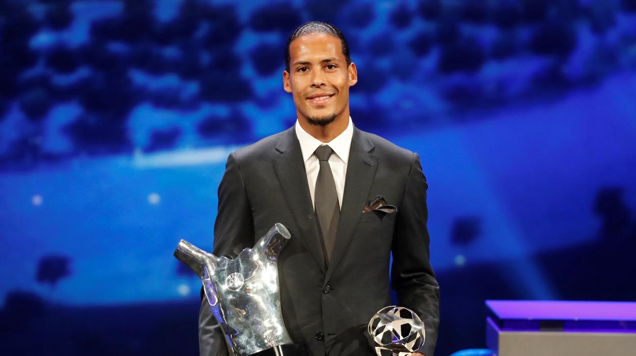 Van Dijk, con los premios a mejor jugador y mejor defensa