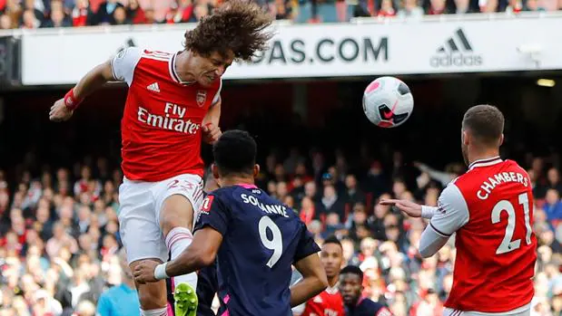 Un cabezazo de David Luiz sostiene al Arsenal