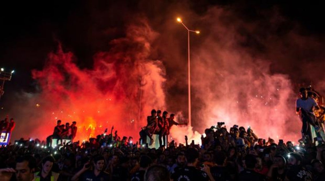 Locura en la hinchada del Galatasaray para recibir a Falcao