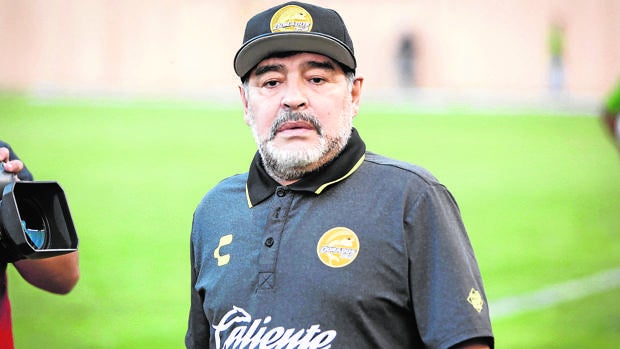 Maradona firma como entrenador del Gimnasia y Esgrima argentino