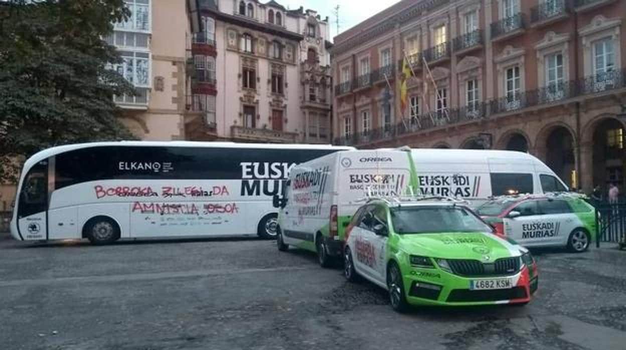 Vandalizan once vehículos de la Vuelta con pintadas a favor de los presos en Portugalete