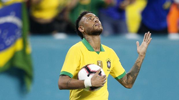 Neymar deslumbra en su regreso al césped