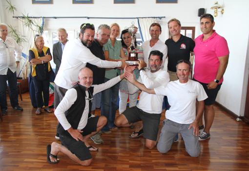 El «Inzenhabit» ganó la Copa Castro y deja el bello trofeo en Cantabria