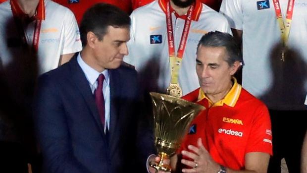 Pedro Sánchez rectifica con Scariolo: «Tenemos un extraordinario entrenador»