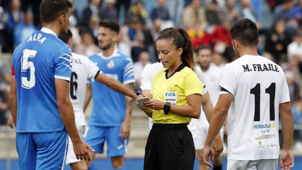 Así es Marta Huerta de Aza, la primera mujer que arbitra un partido en Segunda B