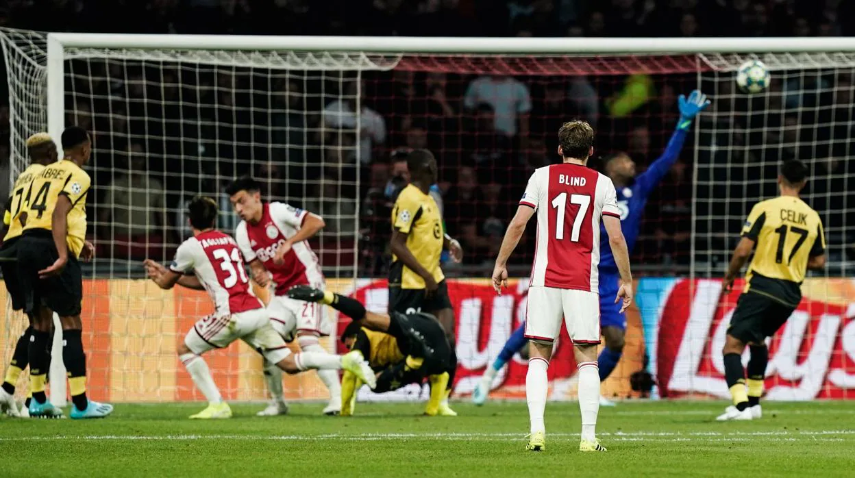 El Ajax vuelve a ilusionarse en Europa con una goleada