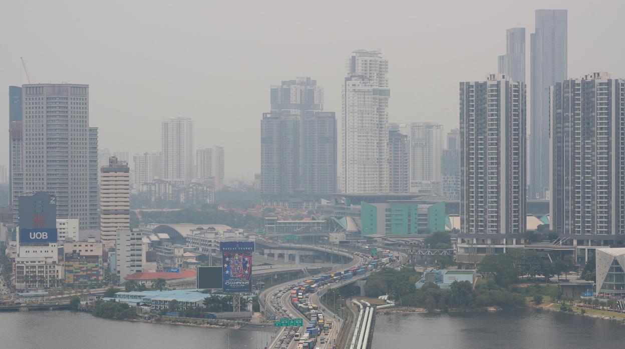 Una inmensa nube de humo pone en peligro el GP de Singapur