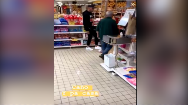 Críticas a un exatlético por su broma en un supermercado