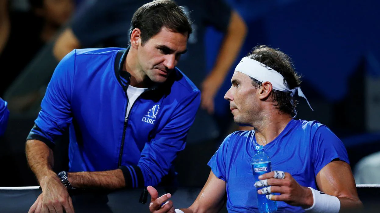 Federer dialoga con Nadal durante el partido que el balear disputó contra Raonic