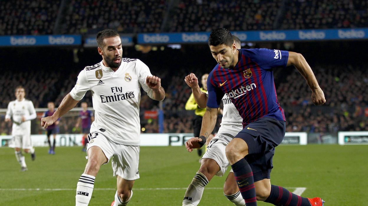 Carvajal y Lucas Vázquez presionan a Luis Suárez