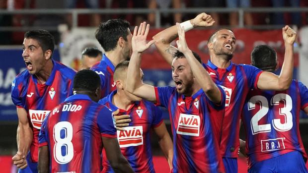 El Eibar sale del descenso gracias a los errores individuales del Sevilla