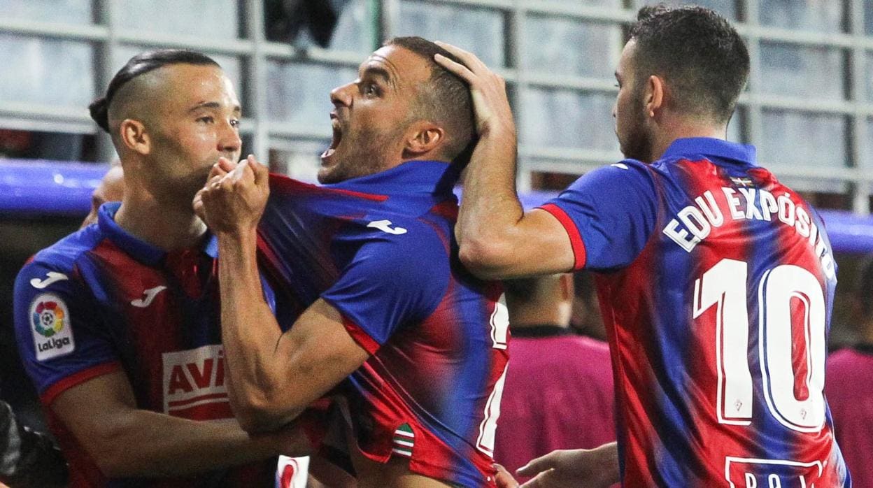 Pedro León celebra el gol con sus compañeros