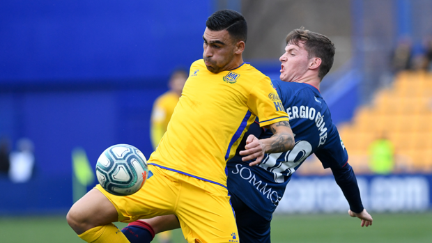 Dos chispazos del Huesca fulminan al Alcorcón