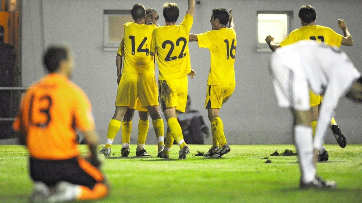 Los jugadores del Alcorcón celebran un anto en la goleada al Madrid (4-0) en 2009