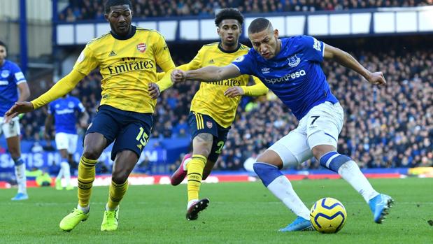 Everton y Arsenal empatan a la espera de sus nuevos entrenadores