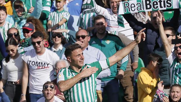 Joaquín hace historia y rescata al mejor Betis