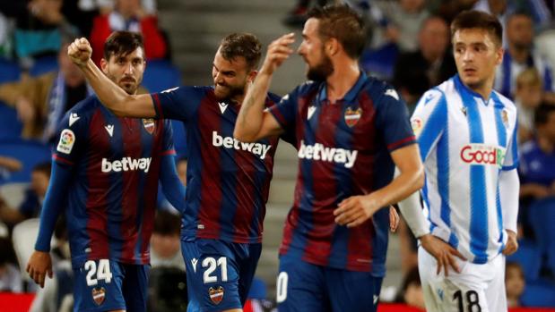 El Levante descuelga a la Real