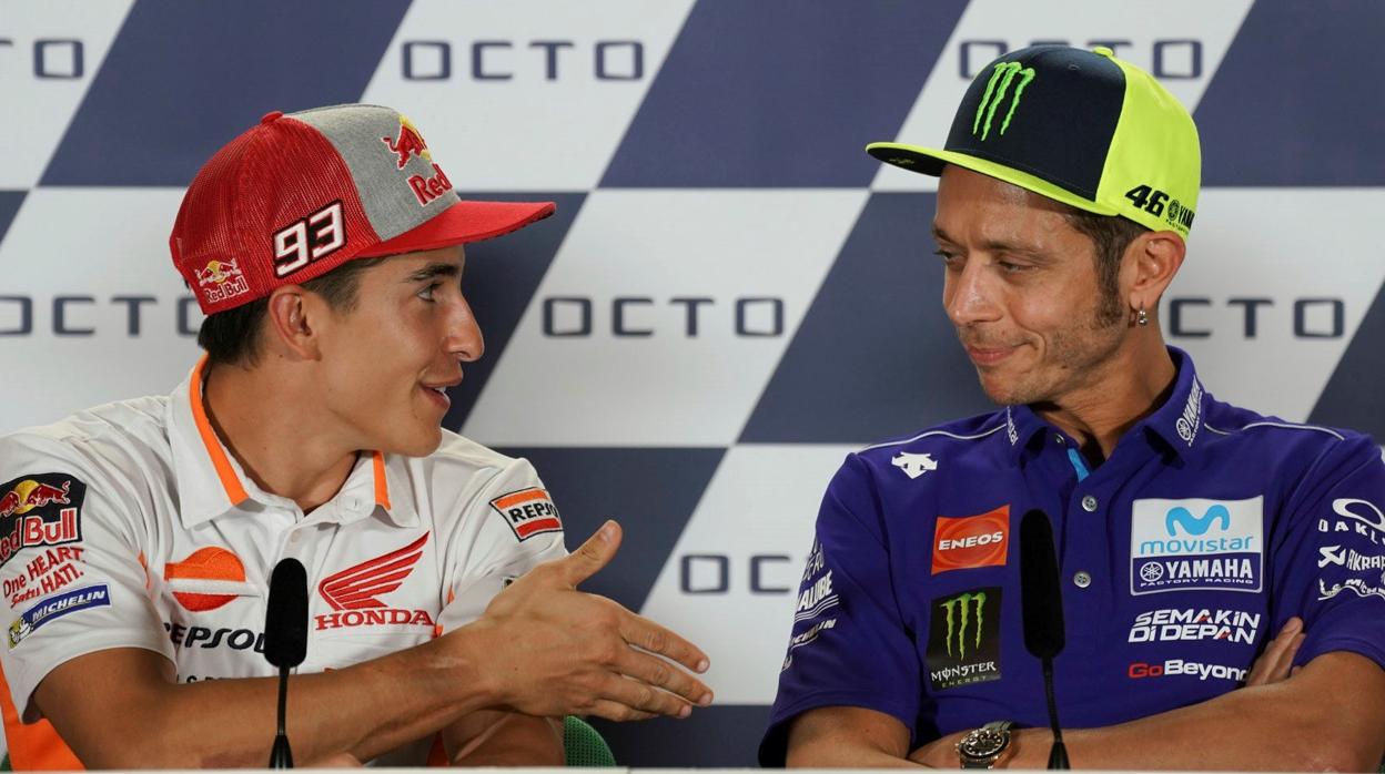 Márquez ofrece la mano a Rossi en una momento del 2018