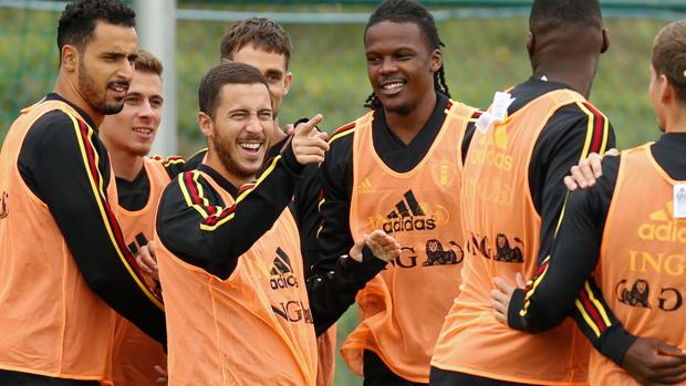 Roberto Martínez se vuelca con Courtois y Hazard