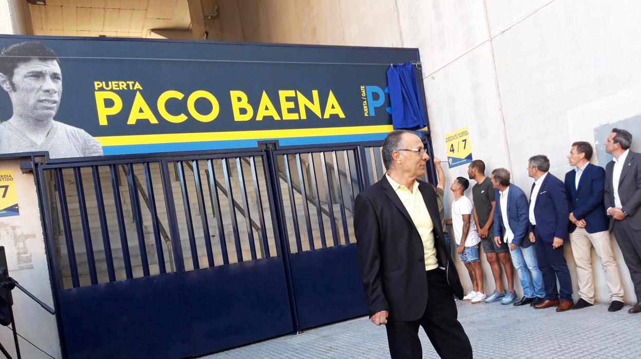 Paco Baena descubrió su puerta.