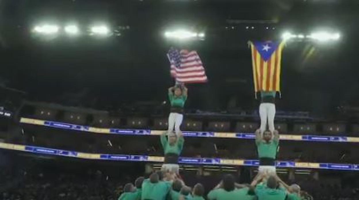 Los Castellers de Vilafranca despliegan una estelada en el pabellón de los Warriors