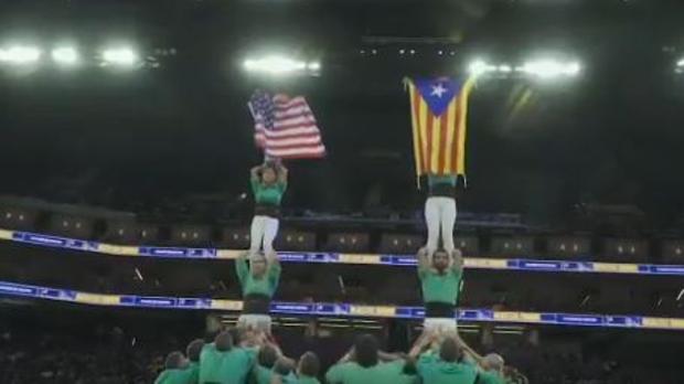 Los Castellers de Vilafranca despliegan una estelada en el pabellón de los Warriors