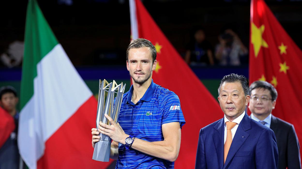 Medvedev, con la copa de campeón en Shangai