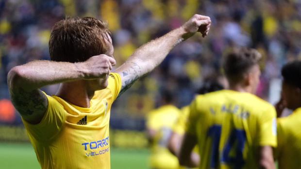 Crónica del Cádiz CF: Las Palmas se las lleva el líder