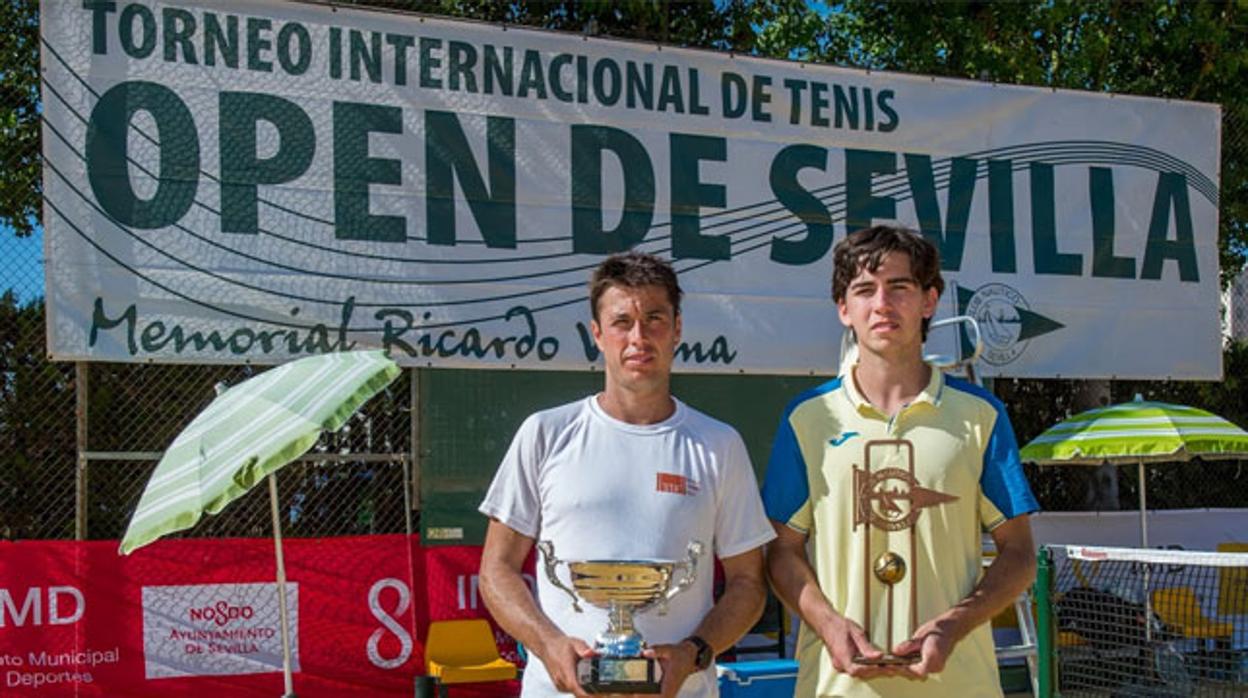 Los finalistas posan con sus trofeos en el Club Náutico de Sevilla