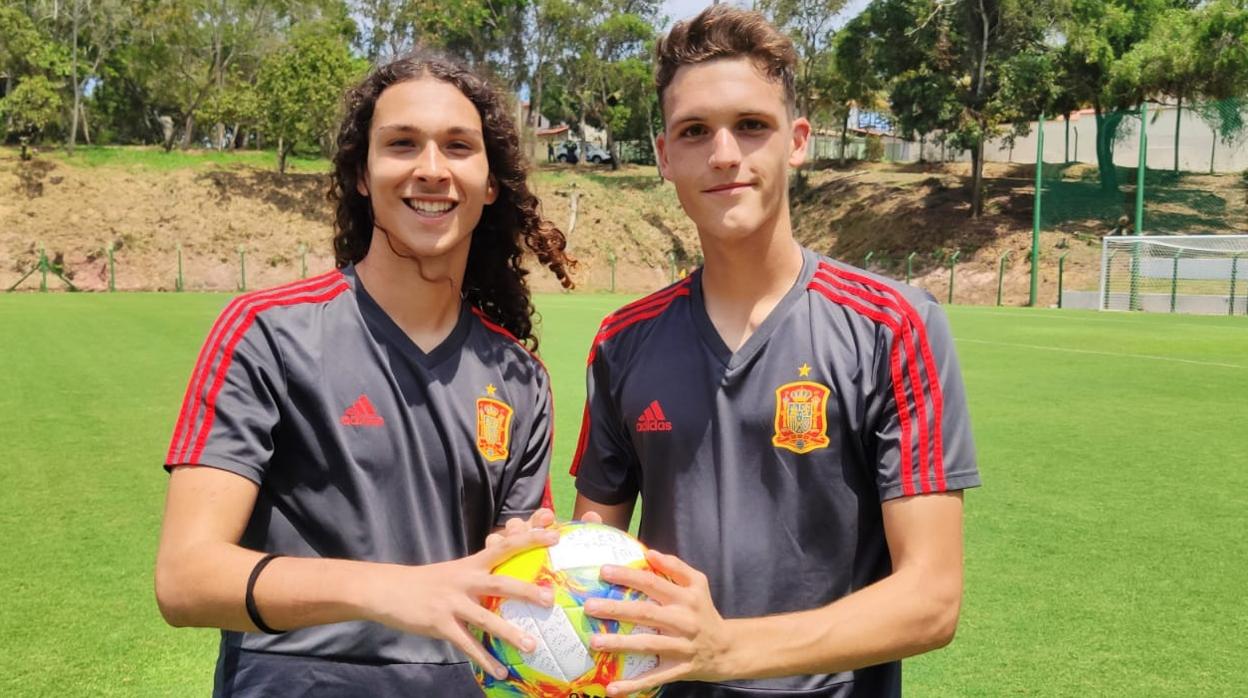 Eric Ruiz y Rafa Marín posan en la concentración de la selección española sub 17