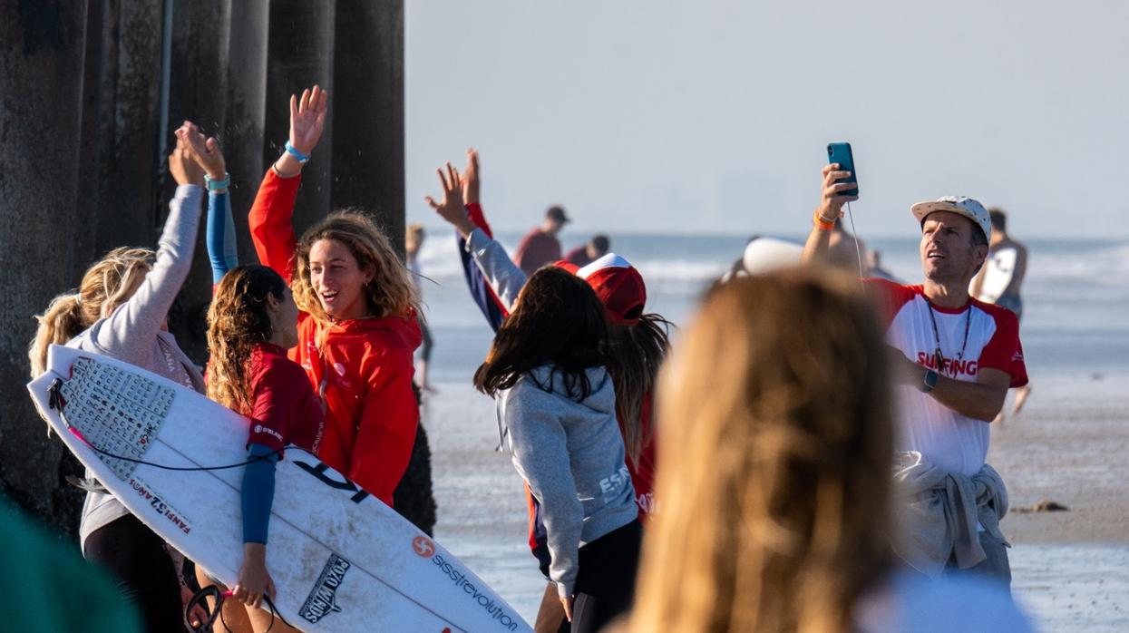 Potente demostración de surf de los españoles en la segunda jornada del Mundial