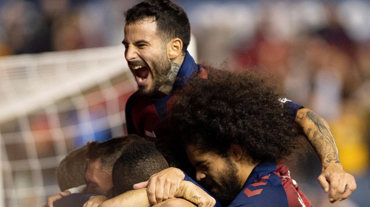 Los jugadores del Osasuna celebran uno de los goles ante el Valencia