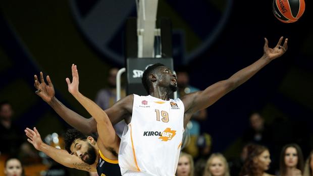 Baskonia claudica a última hora en el Astroballe